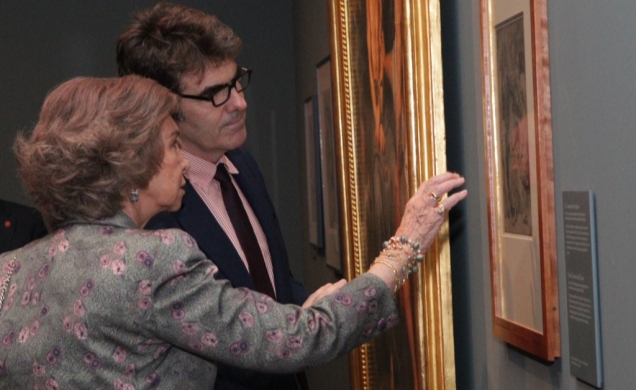 Su Majestad la Reina atiende a las explicaciones del jefe del departamento de Pintura Holandesa y Escuelas del Norte del Museo Nacional del Prado, Ale